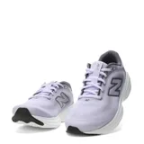 Championes de running New Balance modelo 411, color lila con detalles en gris y suela blanca con refuerzo negro en la puntera.
