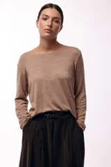 Remera de manga larga y cuello redondo, confeccionada en una mezcla de fibras suaves, con ajuste cómodo al cuerpo.