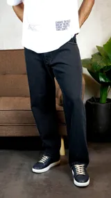 Pantalón de jean color negro con corte recto y tiro medio, confeccionado en tejido de denim resistente.