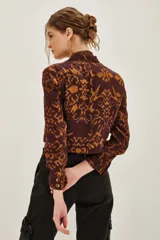 Saco de corte entallado con estampado ikat en tonos marrón y ocre, de manga larga y cierre frontal con botones.