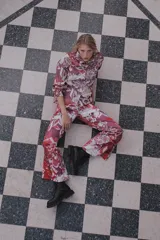 Camisa de seda viscosa tencel estampada con flores en tonos fucsia, rojo y blanco, con mangas abullonadas y costura francesa.