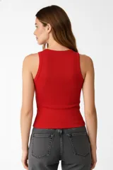 Musculosa de algodón con elastano, de corte ajustado al cuerpo, cuello redondo y diseño sin mangas.