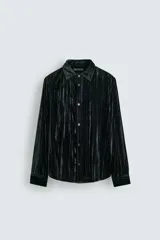 Sobrecamisa de corte relajado confeccionada en tejido de terciopelo fluido con acabado plisado. Presenta cuello solapa, cierre frontal de botones y manga larga con puños abotonados.