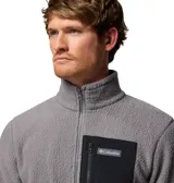 Campera polar de textura suave y cálida, con cierre frontal completo y cuello alto. Presenta un bolsillo en el pecho con cierre y revestimiento de contraste, además de bolsillos laterales. El diseño incluye puños y dobladillo con ribete elástico para mayor protección.