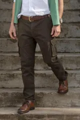 Pantalón cargo de algodón color gris, con bolsillos laterales con solapa y corte recto.