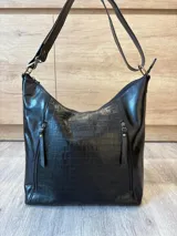 Bolso shopper de cuero vacuno color azul marino, con diseño hobo, panel frontal en relieve efecto croco brillante, bolsillos externos con cierre y correa ancha ajustable.