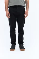 Pantalón chino clásico color beige, con textura, corte regular y pasacinto.