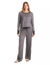 Conjunto de pijama compuesto por una remera de manga larga con puños y un pantalón de corte recto con cintura elástica y lazo de ajuste. Presenta un diseño de rayas horizontales finas en tonos gris y negro.