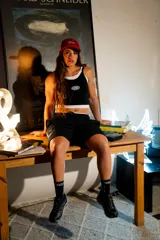 Short negro oversize con logo triangular estampado en gris en la pierna izquierda.