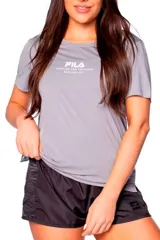 Remera deportiva Fila Basic Train II gris con logo de la marca estampado en el pecho en blanco.