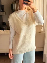Chaleco tejido de punto jersey en mezcla de lana y mohair, con cuello en V y terminaciones acanaladas en escote, sisas y ruedo.