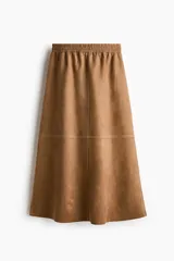 Pollera midi de gamuza sintética color marrón, con tiro alto, cintura elástica fruncida y costuras decorativas a la vista.