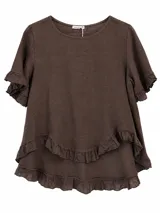 Blusa color chocolate con cuello redondo y mangas cortas adornadas con volados. Presenta un diseño de doble capa en el cuerpo, también decorado con volados en los bordes inferiores.