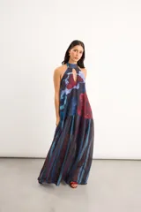 Vestido largo sin mangas, con escote halter y abertura en el pecho, corte holgado y diseño combinado de estampa abstracta floral en la parte superior y rayas verticales traslúcidas en la falda.