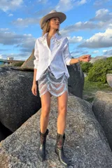 Minifalda de tul y lentejuelas plateadas con diseño de escamas, forro corto y corte en ondas en el dobladillo.