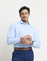 Camisa blanca de vestir, de corte clásico y manga larga.