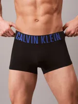 Pack de tres bóxers trunk Calvin Klein de microfibra negra con cintura elástica con el logo de la marca en azul, gris y blanco.