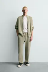 Pantalón relaxed fit tejido en hilatura de algodón con estructura, color verde militar. Presenta cintura elástica ajustable con cordón en contraste, bolsillos de vivo frontales y detalle de bolsillo trasero.
