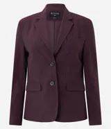 Blazer sastre de corte recto y estructura firme, color bordó con estampado de rayas de tiza. Presenta cuello con solapas definidas, cierre frontal con dos botones y mangas largas.