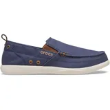 Mocasín Crocs modelo Walu Syn de estilo náutico, confeccionado en lona azul con detalles en color marrón. Presenta suela de material Croslite flexible y diseño slip-on con ojales decorativos laterales.
