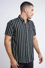 Camisa de manga corta con diseño a rayas verticales en color azul marino y blanco. Presenta cuello clásico, cartera abotonada frontal y logo bordado en el pecho. Posee un corte slim fit.