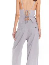 Top blanco, tipo corset o sastre, de corte recto y ajustado al cuerpo, con tirantes finos.