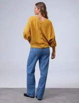 Buzo marca Cupio de tejido acanalado color azul. Tiene mangas largas estilo dolman y aplique de botones en la espalda.