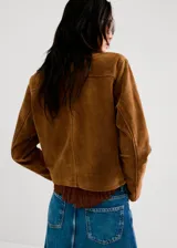 Chaqueta de cuero color marrón, con solapas clásicas, cierre frontal de botones, bolsillos aplicados en el pecho y en la parte inferior, y mangas largas.