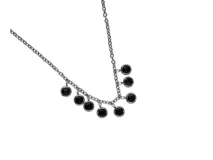 Collar de acero plateado con cadena de eslabones y dijes circulares con circonias negras.