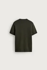 Remera de punto de manga corta con diseño de rayas horizontales finas en tonos marrón oscuro y negro, cuello redondo y terminaciones en rib negro.