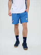 Short de baño de secado rápido, color azul, con cordón ajustable en la cintura, bolsillos laterales y el escudo del Club Nacional de Football junto al logo de Umbro bordados en las piernas.