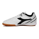 Championes de fútbol sala Diadora Tifosi ID, color blanco con detalles en negro y suela color caramelo.