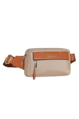 Riñonera Oreiro de color beige con detalles en marrón tostado, bolsillo frontal con solapa y cierre principal. Cuenta con correa regulable.