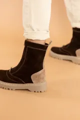 Bota de caña media color chocolate y beige, con cierre frontal y suela track.
