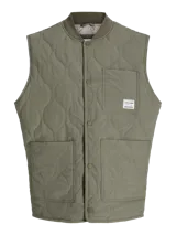 Chaleco acolchado color verde oliva, con diseño de matelassé, cuello estilo baseball y cierre frontal con botones a presión. Cuenta con dos bolsillos frontales y un bolsillo pequeño en el pecho con etiqueta de marca.