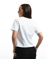 Remera de cuello redondo con corte boxy, confeccionada en algodón orgánico de alto gramaje.