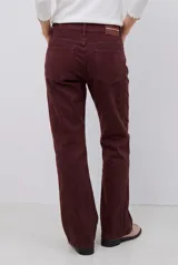 Pantalón tipo jean de corte recto y tiro medio, color burdeos, con costuras a tono y abertura lateral en el ruedo.