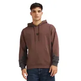Canguro Quiksilver de la colección Mercury, color marrón con paneles laterales en gris oscuro. Presenta capucha con cordón ajustable, bolsillo frontal tipo canguro, mangas largas y puños con terminación en punto canalé.