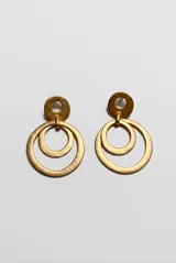 Aros colgantes dorados formados por múltiples aros concéntricos con textura estriada.