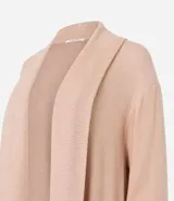 Cardigan alargado de punto color gris, con abertura frontal y bolsillos laterales.