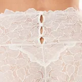 Braga alta de encaje blanco con diseño floral, de talle alto y cobertura amplia.