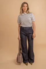 Bandolera de tafeta impermeable color beige, con dos bolsillos frontales con cierre y correa regulable. Diseño práctico y liviano ideal para uso diario.