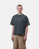 Remera Carthartt S/S Benton color gris oscuro, de manga corta, cuello redondo y corte holgado, con sutil bordado en el pecho.