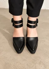 Zapatos de tacón alto color rojo con textura efecto cocodrilo, plataforma delantera en tono claro y taco cuadrado de madera. Cuenta con doble tira en el empeine con hebillas metálicas doradas y cierre trasero.