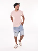 Remera de manga corta, cuello redondo y calce regular, color gris con efecto gastado o lavado.