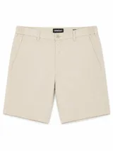 Short Grego modelo Luca de gabardina color beige, con bolsillos laterales, trabillas para cinto, cintura elastizada en los laterales y cierre frontal con botón y cremallera.