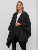 Ruana de tejido suave color azul oscuro, con vivos de ecocuero negro en los bordes.