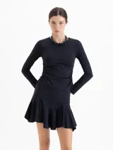 Top de manga larga y cuello redondo, confeccionado en lycra con ajuste al cuerpo. Presenta detalles de frunces en la cintura que aportan movimiento a la prenda.