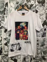 Remera blanca de algodón con cuello redondo y mangas cortas. Presenta un estampado rectangular con personajes de Naruto y un parche con el rostro de Naruto.