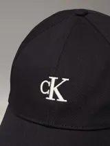 Gorra de béisbol Calvin Klein color negro, con visera curva y logo 'ck' bordado en blanco en la parte frontal. Cuenta con cierre ajustable en la parte posterior.